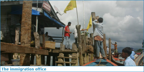 boats doing the visa run to Burma