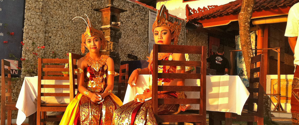Indonesia: Waiting for a wedding ceremony, Nusa Lembongan