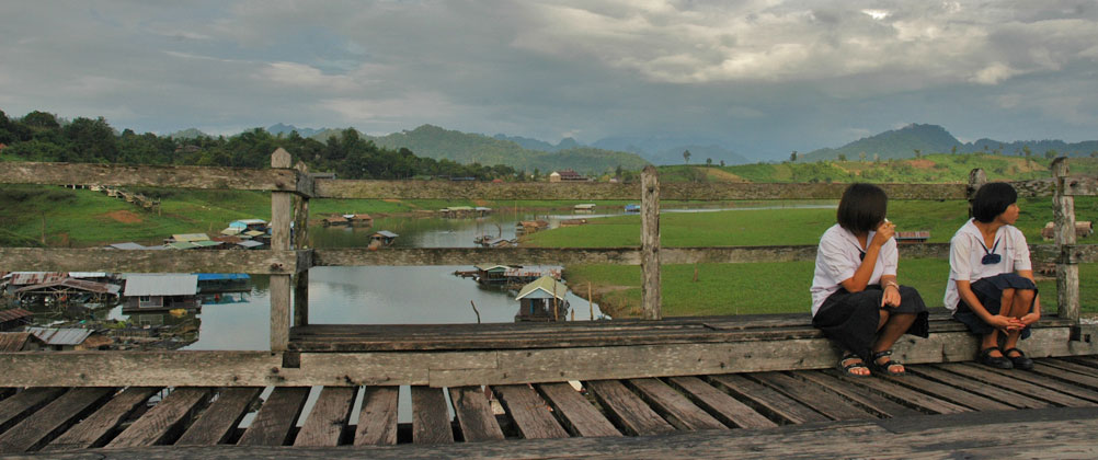 Thailand: Waiting on a bridge, Sangkhlaburi
