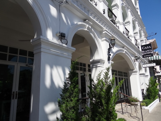 Casa Blanca's entrance: styled after the Old Town's Sino-Portuguese buildings.  