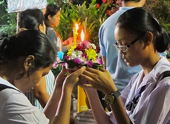 Many beautiful moments during Loy Krathong.